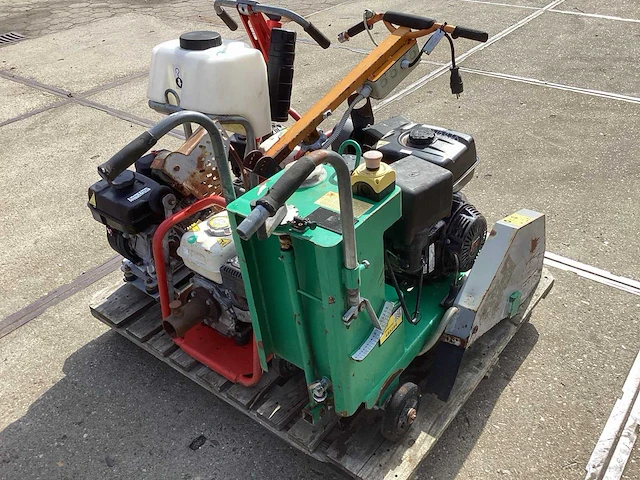 Diverse machines betonzagen en vlinder - afbeelding 4 van  4