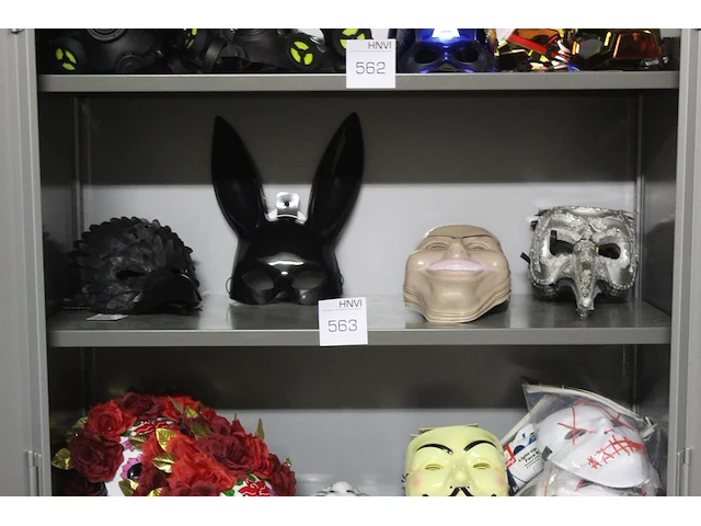 Diverse maskers op schap, 16 stuks waaronder black bunny, snavelmasker, anonymous masker - afbeelding 1 van  1