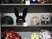 Diverse maskers op schap, 16 stuks waaronder black bunny, snavelmasker, anonymous masker - afbeelding 1 van  1