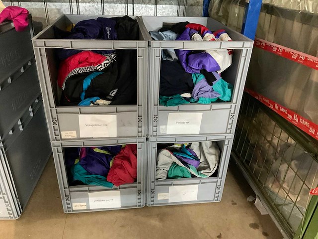 Diverse merken - partij vintage kleding - afbeelding 1 van  3