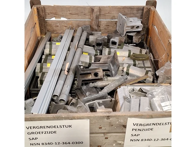 Diverse metalen onderdelen - afbeelding 2 van  5
