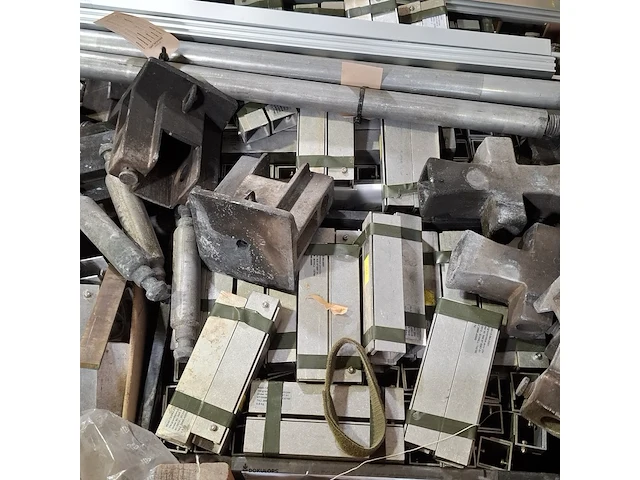Diverse metalen onderdelen - afbeelding 4 van  5