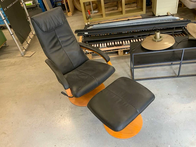 Diverse meubels met designer lamp - afbeelding 4 van  28
