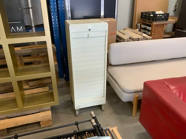 Diverse meubels met designer lamp - afbeelding 7 van  28