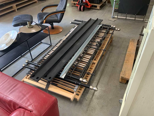 Diverse meubels met designer lamp - afbeelding 20 van  28