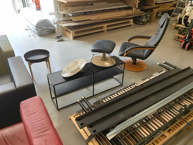 Diverse meubels met designer lamp - afbeelding 21 van  28