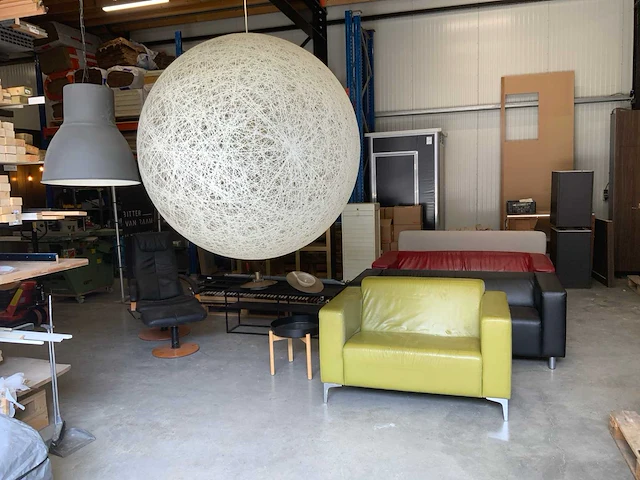 Diverse meubels met designer lamp - afbeelding 23 van  28