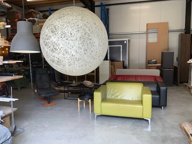 Diverse meubels met designer lamp - afbeelding 24 van  28