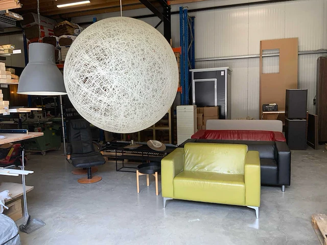 Diverse meubels met designer lamp - afbeelding 25 van  28