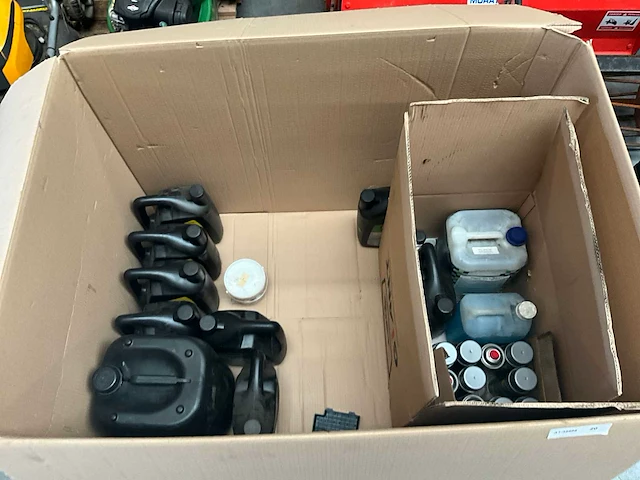 Diverse motor vloeistoffen - afbeelding 1 van  9