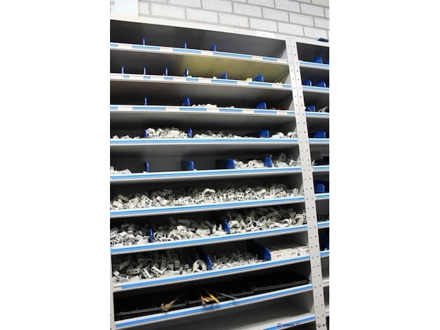 Diverse (muur)beugels en bevestigingsmaterialen - afbeelding 1 van  32