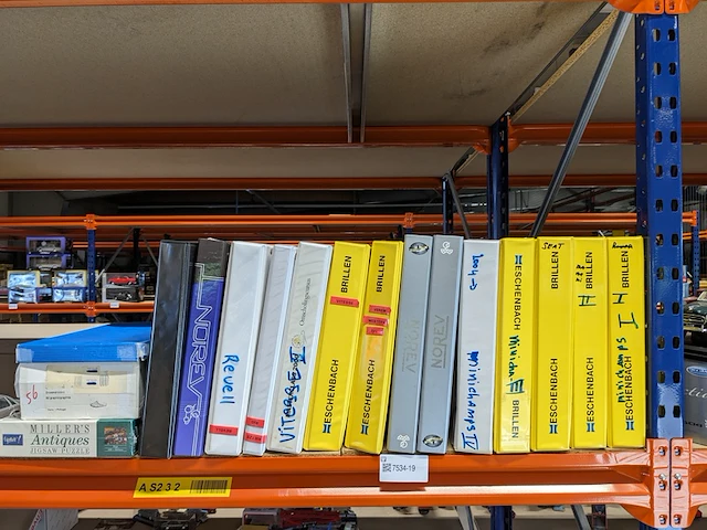 Diverse naslagwerken, documentatie o.a. seat, revell, norev, etc. - afbeelding 1 van  7