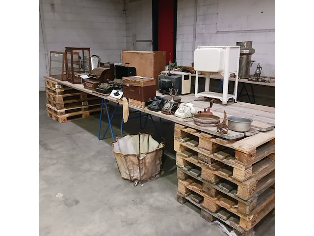 Diverse nostalgische decoratie spullen - afbeelding 1 van  38