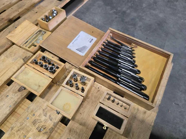 Diverse onderdelen, gereedschappen en accessoires - afbeelding 1 van  6