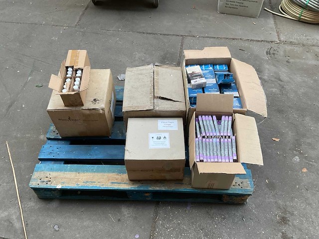 Diverse onderdelen, gereedschappen en accessoires - afbeelding 1 van  5