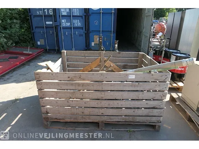 Diverse onderdelen in palletbak - afbeelding 1 van  9