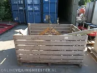 Diverse onderdelen in palletbak - afbeelding 1 van  9