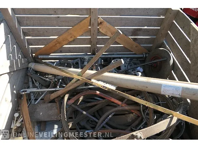 Diverse onderdelen in palletbak - afbeelding 2 van  9