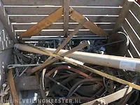 Diverse onderdelen in palletbak - afbeelding 2 van  9