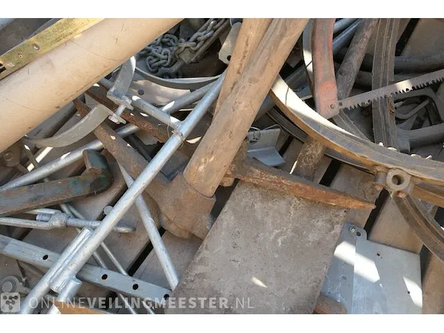 Diverse onderdelen in palletbak - afbeelding 4 van  9