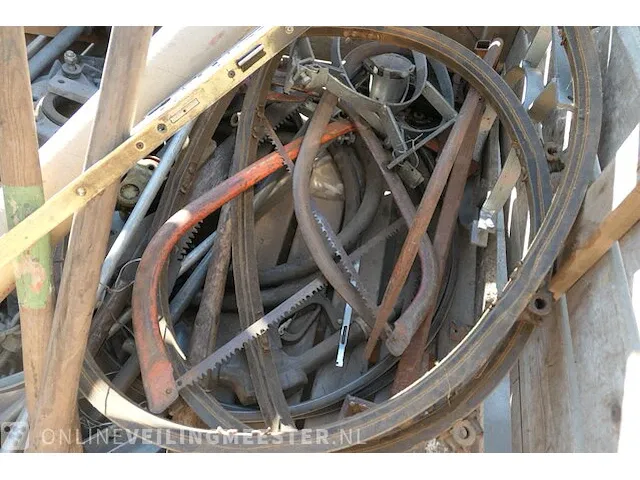 Diverse onderdelen in palletbak - afbeelding 5 van  9