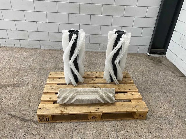 Diverse onderdelen schrob/veeg machines - afbeelding 1 van  24