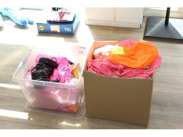 Diverse opblaasproducten (voornamelijk strandballen) en twee 12 v pompjes in doos en kunststof box. - afbeelding 1 van  3