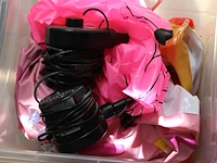 Diverse opblaasproducten (voornamelijk strandballen) en twee 12 v pompjes in doos en kunststof box. - afbeelding 2 van  3