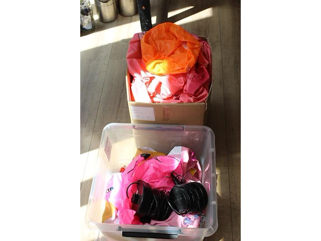 Diverse opblaasproducten (voornamelijk strandballen) en twee 12 v pompjes in doos en kunststof box. - afbeelding 3 van  3