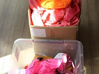 Diverse opblaasproducten (voornamelijk strandballen) en twee 12 v pompjes in doos en kunststof box. - afbeelding 3 van  3