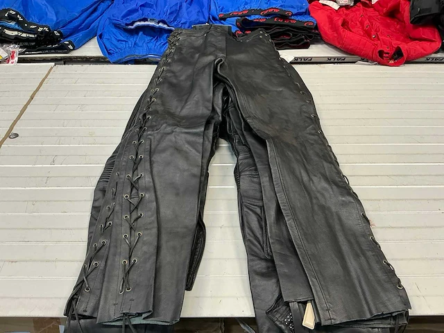 Diverse orina, cypro ledere motorbroek (8x) - afbeelding 1 van  10
