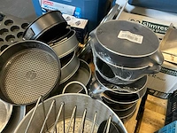 Diverse pannen, bakspullen, glaswerk, kannen etc. - afbeelding 3 van  20