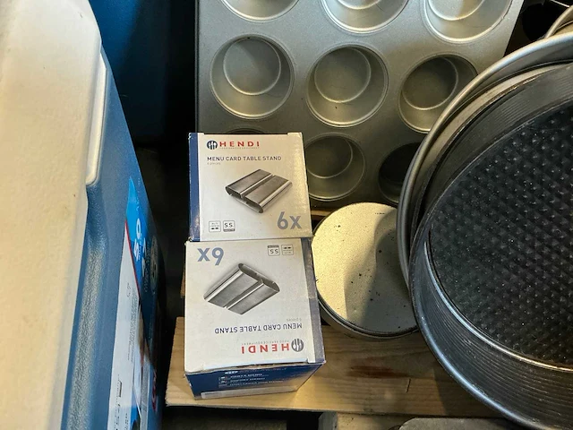 Diverse pannen, bakspullen, glaswerk, kannen etc. - afbeelding 9 van  20