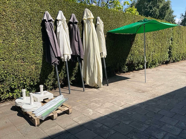 Diverse parasols en parasolvoeten - afbeelding 1 van  4