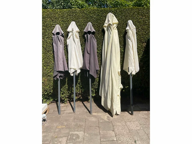 Diverse parasols en parasolvoeten - afbeelding 2 van  4