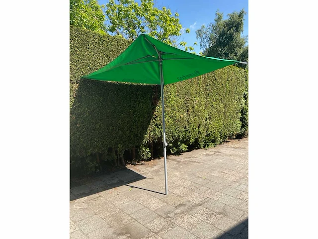Diverse parasols en parasolvoeten - afbeelding 3 van  4