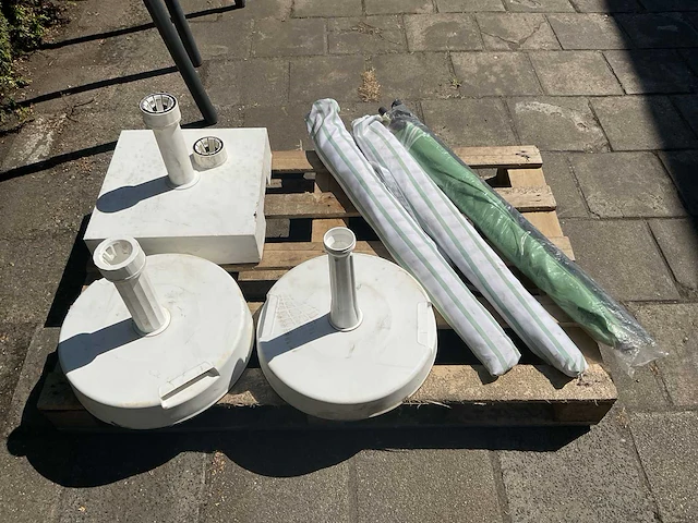 Diverse parasols en parasolvoeten - afbeelding 4 van  4