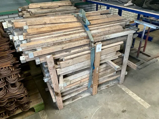 Diverse piketpalen - afbeelding 2 van  3