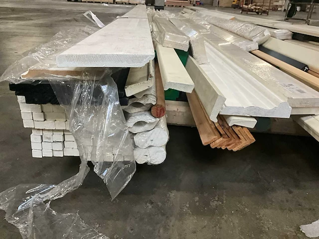 Diverse planken, sierlijsten, neuten, glaslatten, etc (186x) - afbeelding 2 van  13