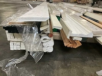 Diverse planken, sierlijsten, neuten, glaslatten, etc (186x) - afbeelding 2 van  13