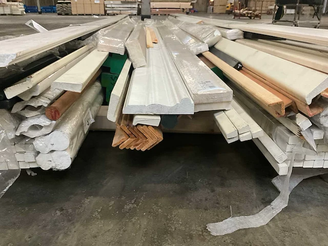 Diverse planken, sierlijsten, neuten, glaslatten, etc (186x) - afbeelding 3 van  13