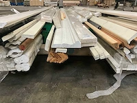 Diverse planken, sierlijsten, neuten, glaslatten, etc (186x) - afbeelding 3 van  13