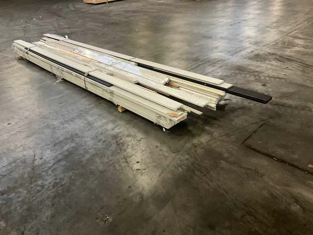Diverse planken, sierlijsten, neuten, glaslatten, etc (186x) - afbeelding 1 van  13