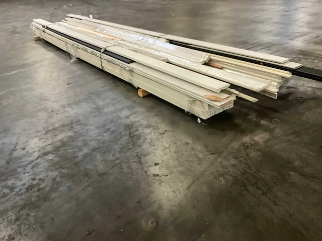 Diverse planken, sierlijsten, neuten, glaslatten, etc (186x) - afbeelding 6 van  13