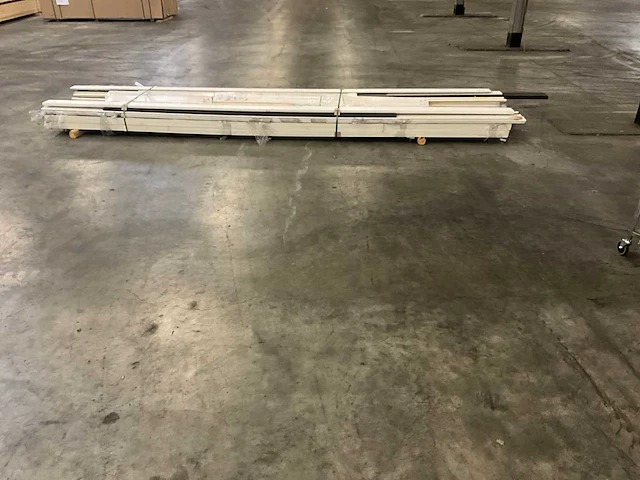 Diverse planken, sierlijsten, neuten, glaslatten, etc (186x) - afbeelding 7 van  13