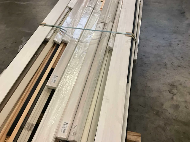 Diverse planken, sierlijsten, neuten, glaslatten, etc (186x) - afbeelding 12 van  13