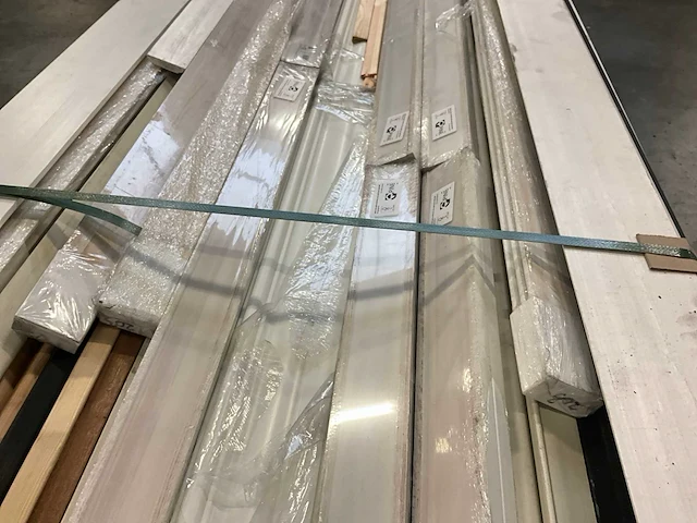 Diverse planken, sierlijsten, neuten, glaslatten, etc (186x) - afbeelding 13 van  13