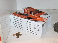Diverse producten waaronder afvalzakken, pootjes, scharnieren, klemborden, deurklinken, enz. op acht schappen. - afbeelding 1 van  1