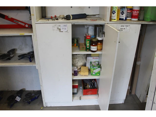 Diverse producten waaronder schoonmaakartikelen, koffiefilters, disposables, verbandmiddelen, enz. in kast. - afbeelding 1 van  2