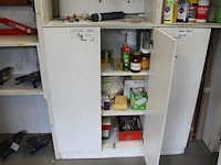 Diverse producten waaronder schoonmaakartikelen, koffiefilters, disposables, verbandmiddelen, enz. in kast. - afbeelding 1 van  2